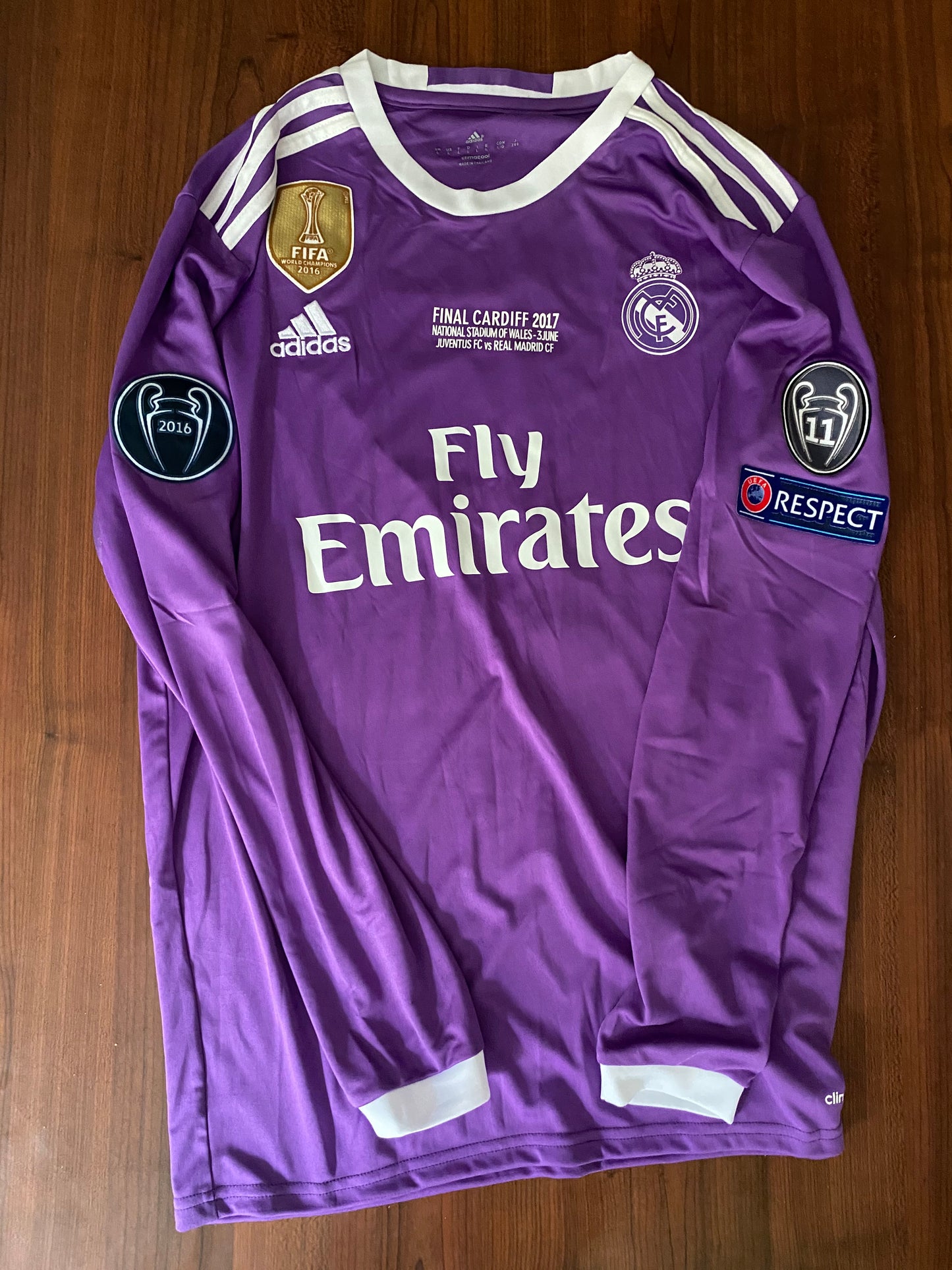 Kit completo Versión Jugador Real Madrid Visita 2016-2017