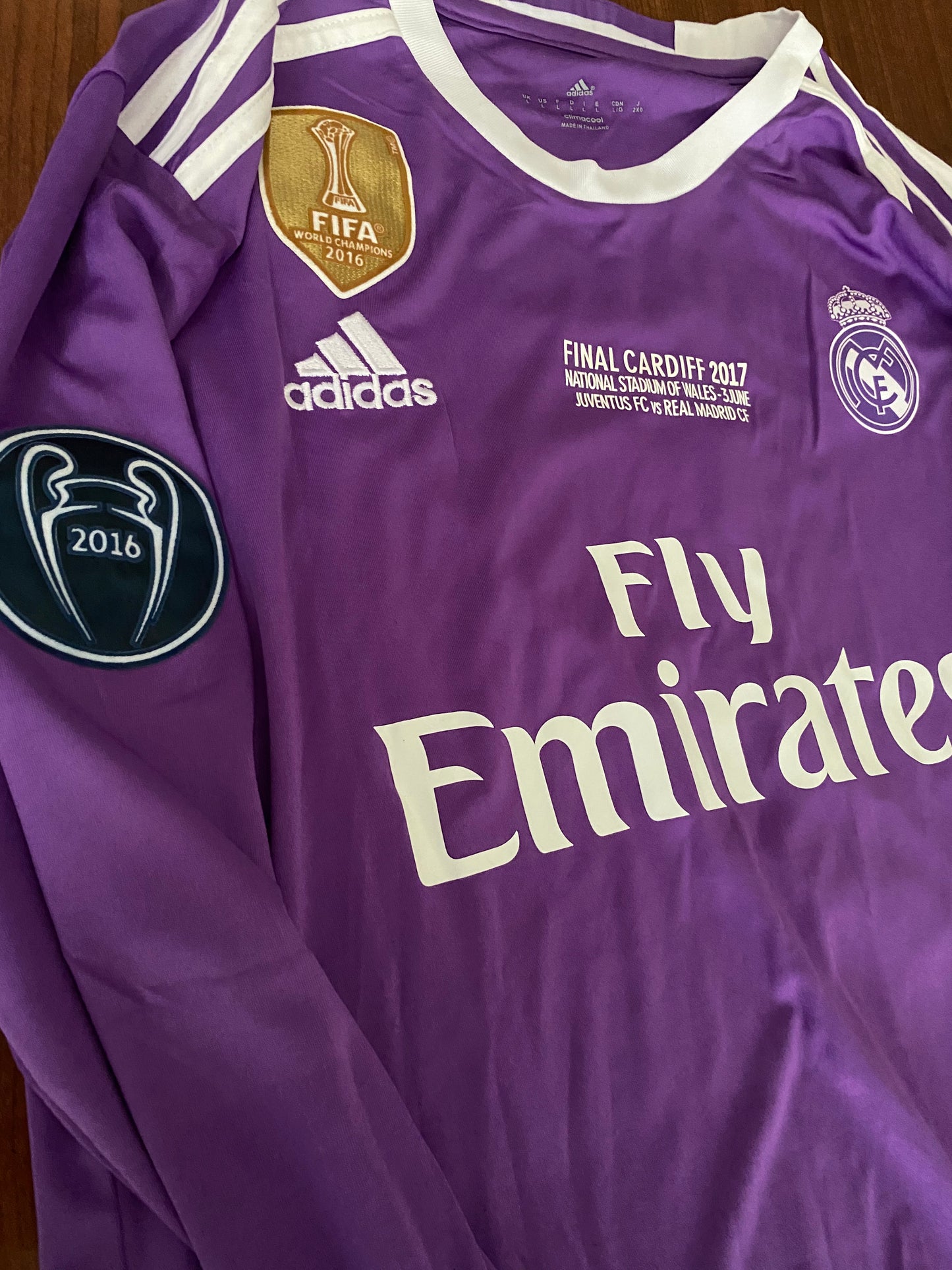 Kit completo Versión Jugador Real Madrid Visita 2016-2017